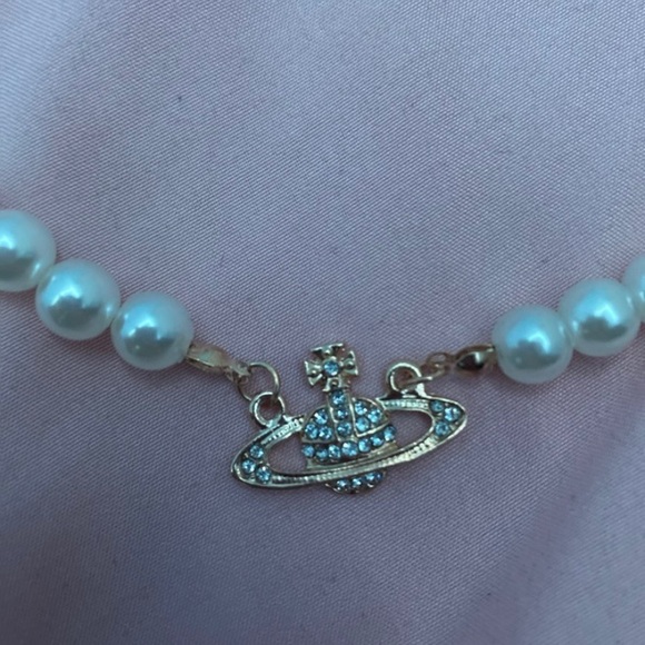 Gold pearl necklace with saturn planet charm - Picture 2 of 4